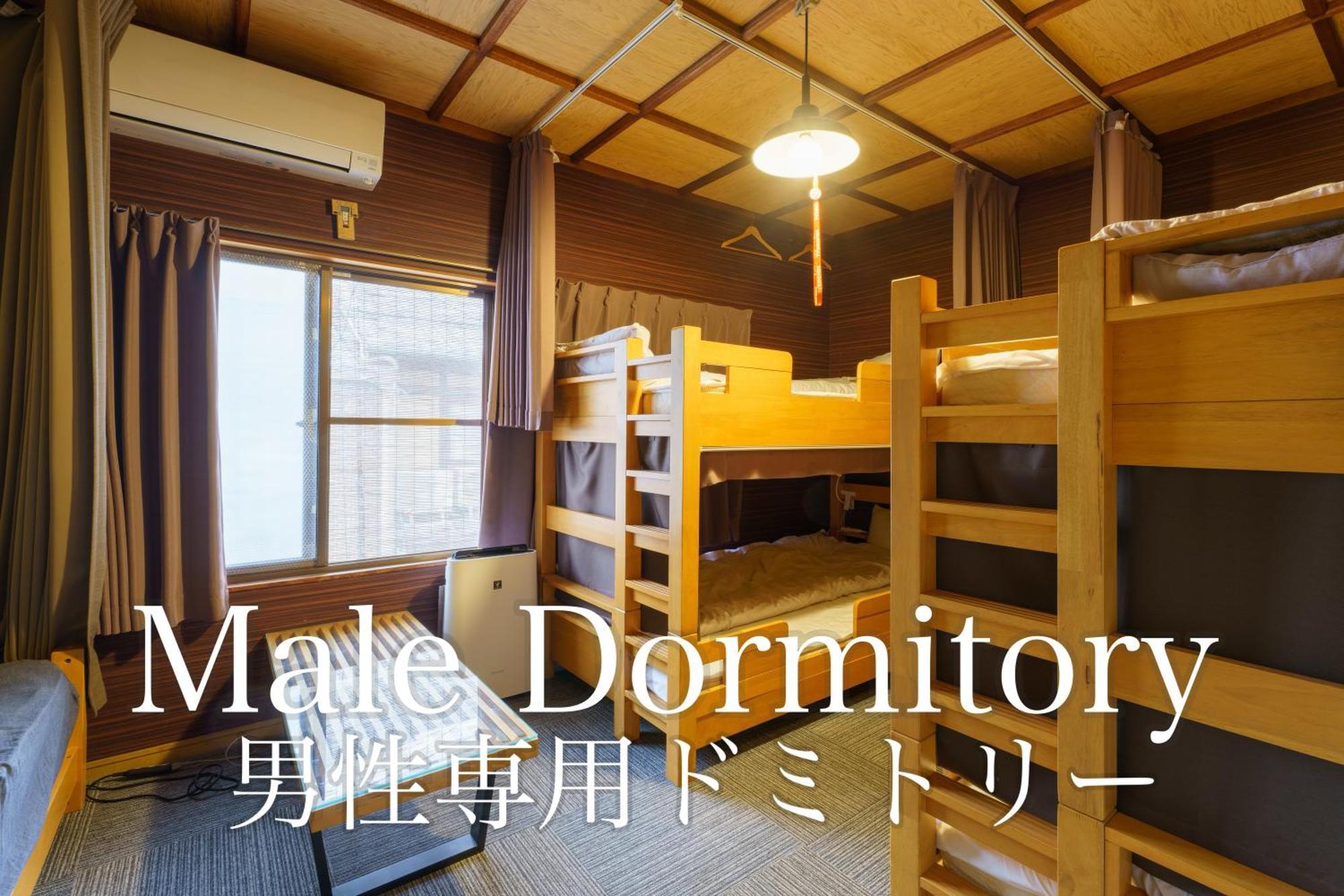 Cama en dormitorio masculino compartido