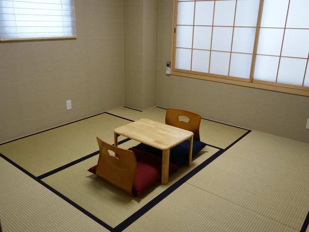 Kamer in Japanse Stijl met Gedeelde Badkamer